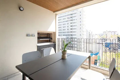 terraza moderna con parrilla y mesa exterior urbana — proyecto LOT Serrano, por C - ESTUDIO, en Buenos Aires